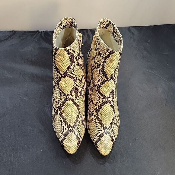 SUGAR SGR-EVVIE ANIMAL PRINT POINTED TOE BLOCK HEEL ANKLE BOOTIE - Picture 2 of 16